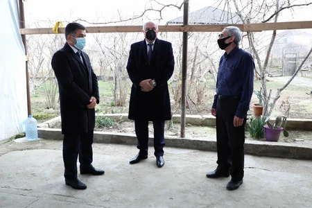 “Azəriqaz”ın baş direktoru şəhid ailələrinə baş çəkib