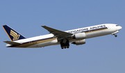 Самолет Singapore Airlines совершил аварийную посадку из-за пассажирки 
