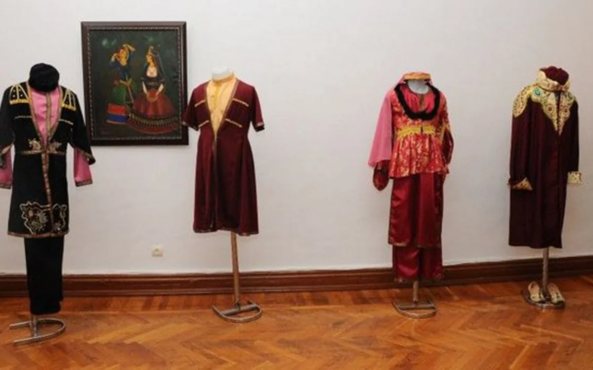 Azerbaijani national costumes exhibited in UK