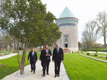 Prezident Bərdə türbəsində və Torpaqqala kompleksində əsaslı yenidənqurmadan sonra yaradılan şəraitlə tanış olub
