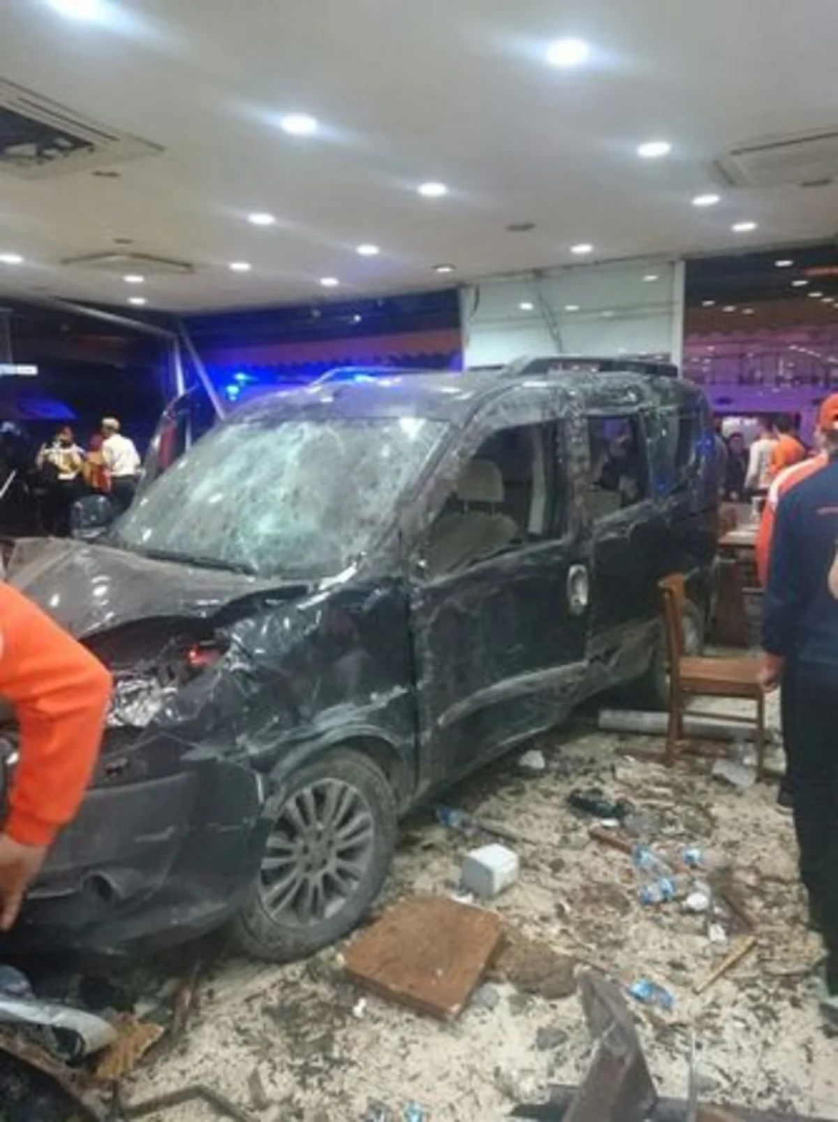 Türkiyədə sürücünün idarəetməni itirməsi səbəbindən avtomobil restorana girib: 9 yaralı