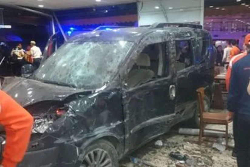 Türkiyədə sürücünün idarəetməni itirməsi səbəbindən avtomobil restorana girib: 9 yaralı