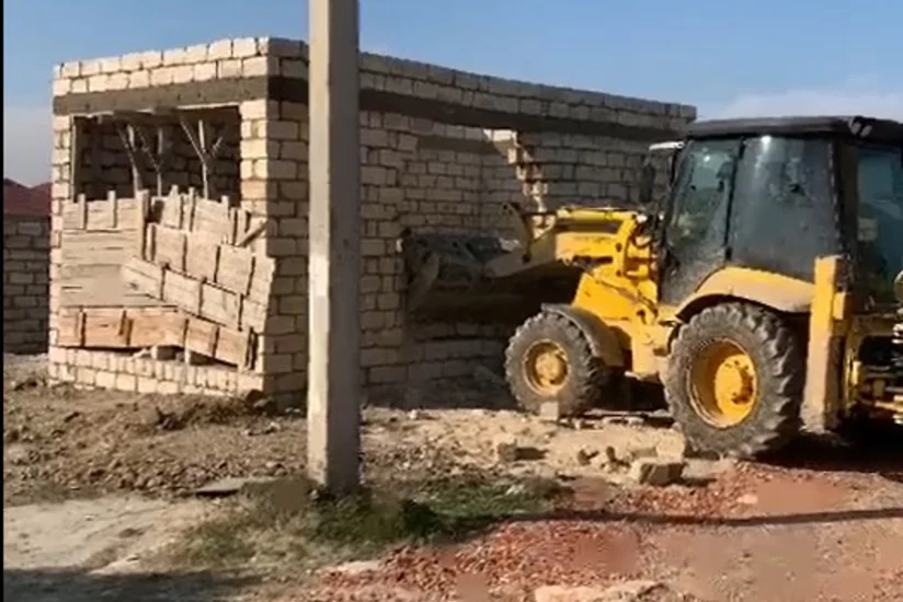 Abşeronda qanunsuz tikili sökülüb