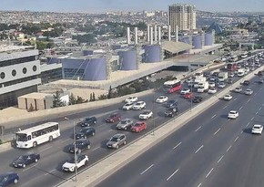 На ряде улиц и проспектов Баку затруднено движение транспорта