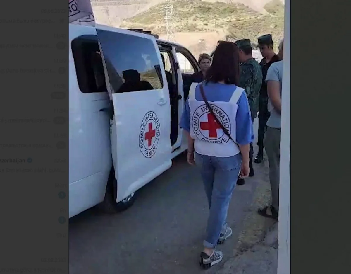 Civilian Armenians pass freely through border checkpoint in Lachin 
