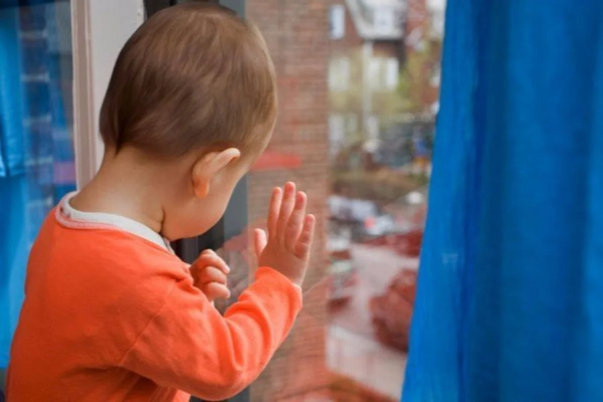 Bakıda 2 yaşlı körpə 9-cu mərtəbədən yıxılaraq ölüb