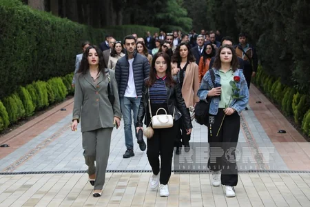Azərbaycan xalqı Fəxri xiyabanda Ümummilli Liderin məzarını ziyarət edir