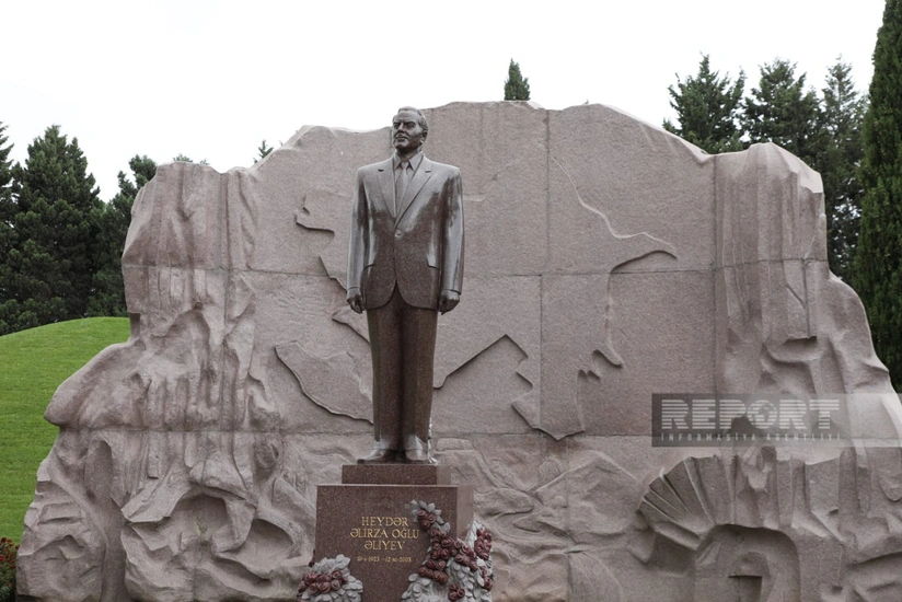 Özbəkistan Prezidenti Şavkat Mirziyoyev Heydər Əliyevin məzarını ziyarət edib