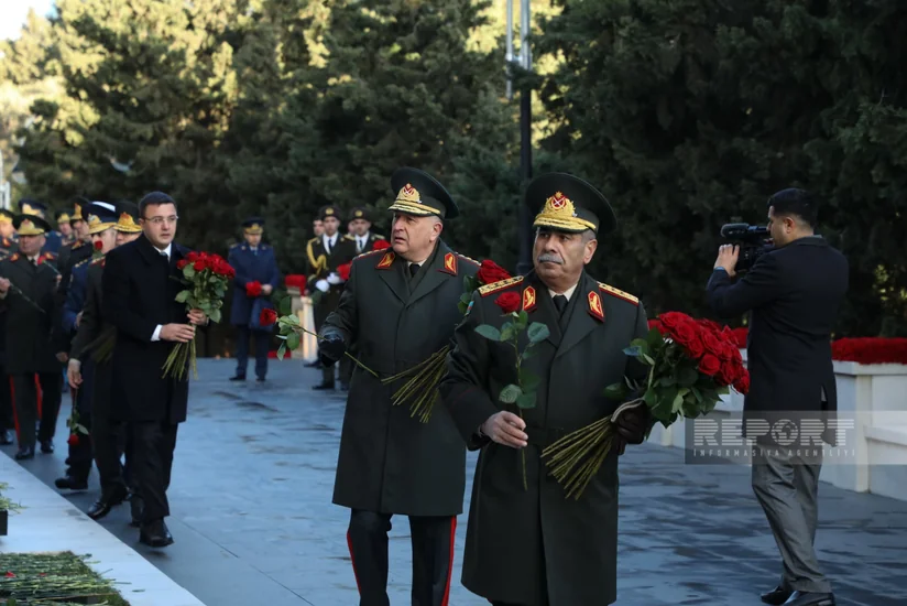 Müdafiə Nazirliyinin rəhbər heyəti Şəhidlər xiyabanını ziyarət edib