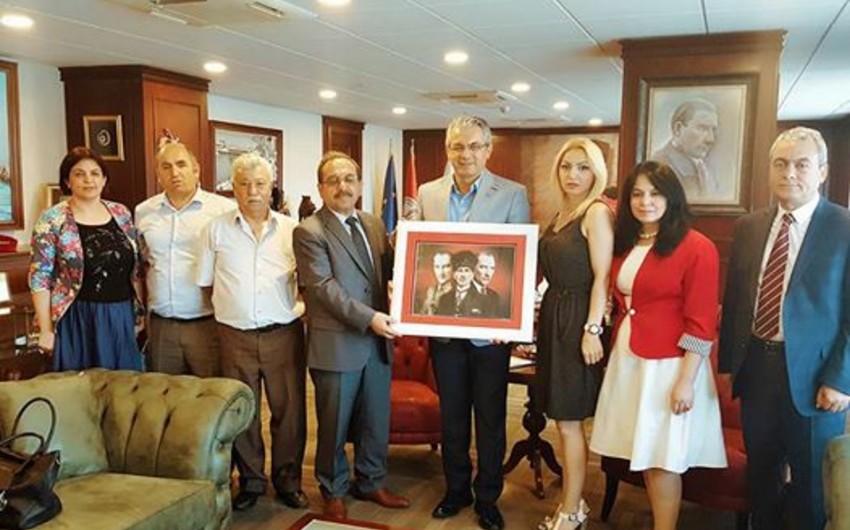 Azərbaycan diaspor rəhbəri İzmirdə bələdiyyə sədri ilə görüşüb