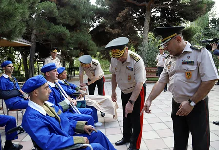 Müdafiə naziri hərbi hospitalda müalicə alan yaralılarla görüşüb