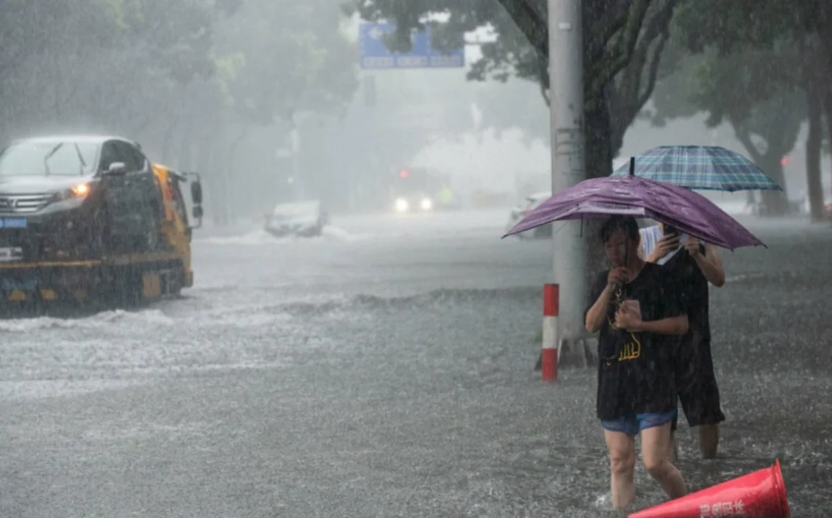 Slovakiyada qasırğa evləri dağıdıb, ağacları aşırıb