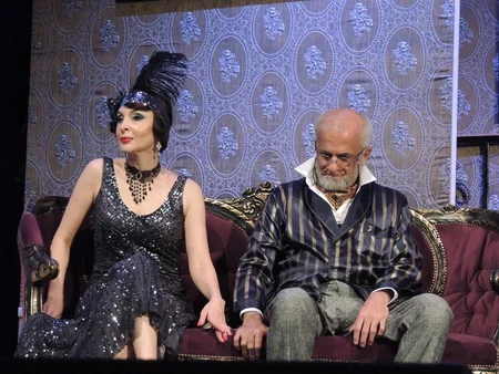 Rus Dram Teatrında Blisslər ailəsi eksentrik komediyasının premyerası olub