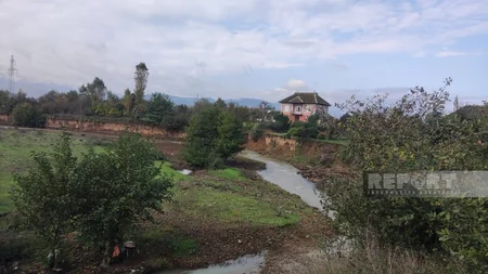 Lənkəranda güclü yağışlar çayın məcrasını genişləndirib, kənd evləri təhlükə ilə üzləşib