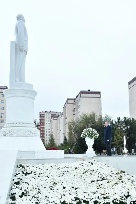 Prezident İlham Əliyev Sumqayıtda Ulu Öndərin abidəsini ziyarət edib