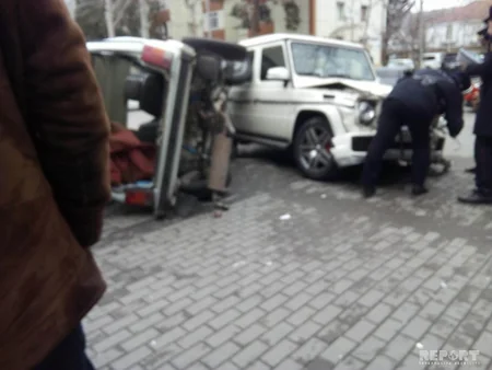 Mingəçevirdə yol qəzası olub, avtomobillərdən biri aşıb