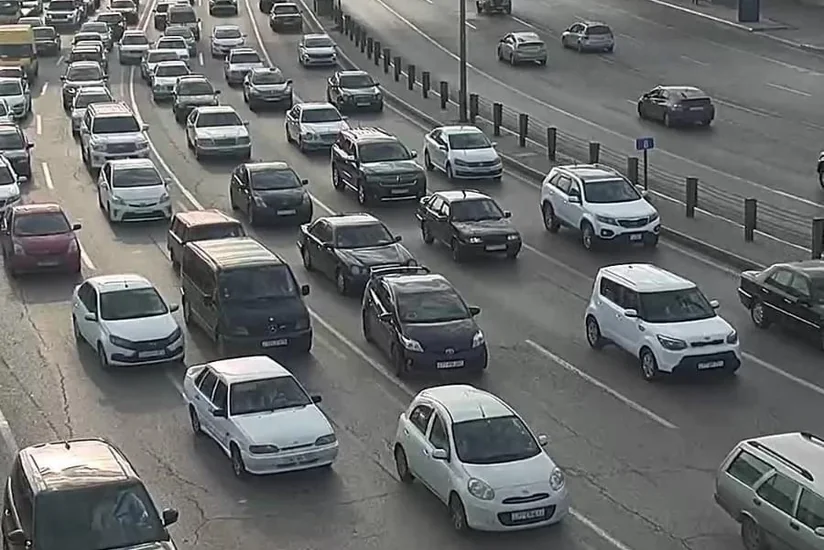 Bakının bir sıra yollarında tıxac yaranıb - SİYAHI