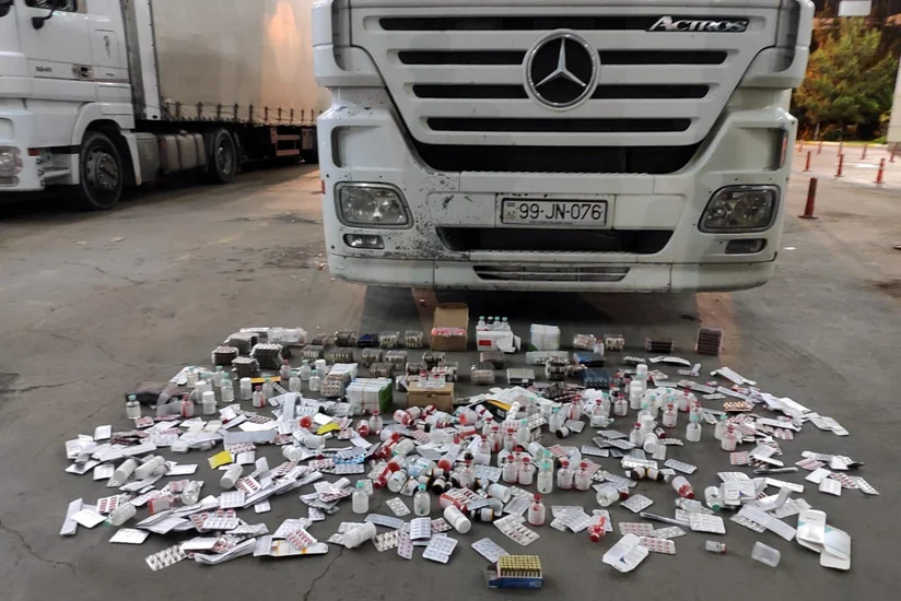 Gömrükçülər dərman preparatları və patronlar aşkarlayıb