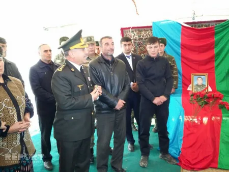 Azərbaycan ordusunun şəhid olan əsgərinin medalı qardaşına təqdim olunub - FOTO