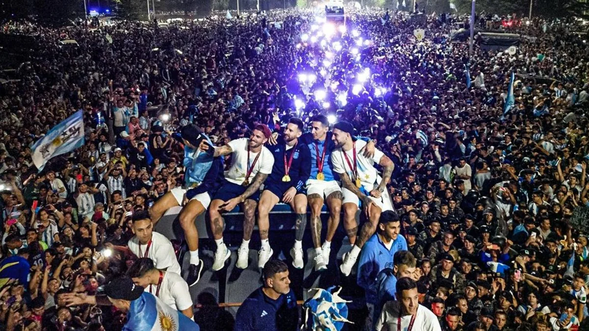 Argentina hakimiyyəti izdiham səbəbindən milli komandanı helikopterlə təxliyə edib