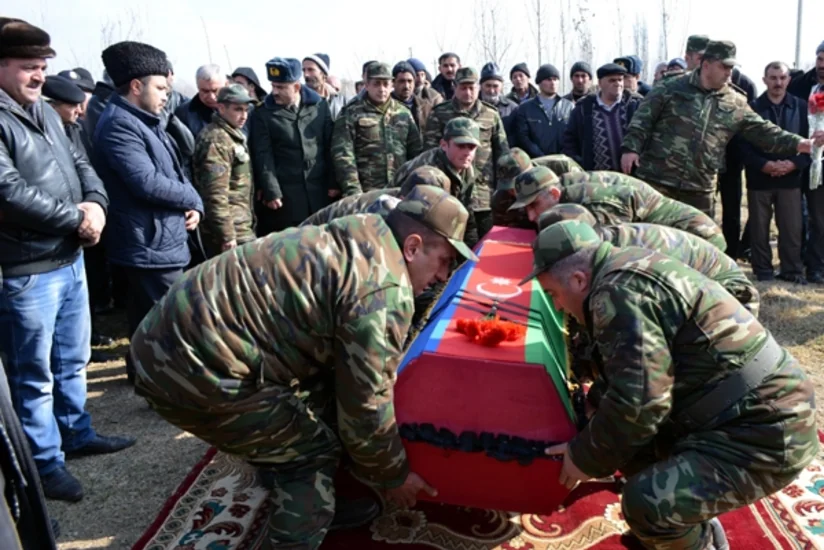 Milli Məclis dəyişiklik layihəsini təsdiqlədi: Azərbaycanda hərbçilər dəfn edilən zaman tabutları dövlət bayrağı ilə örtüləcək