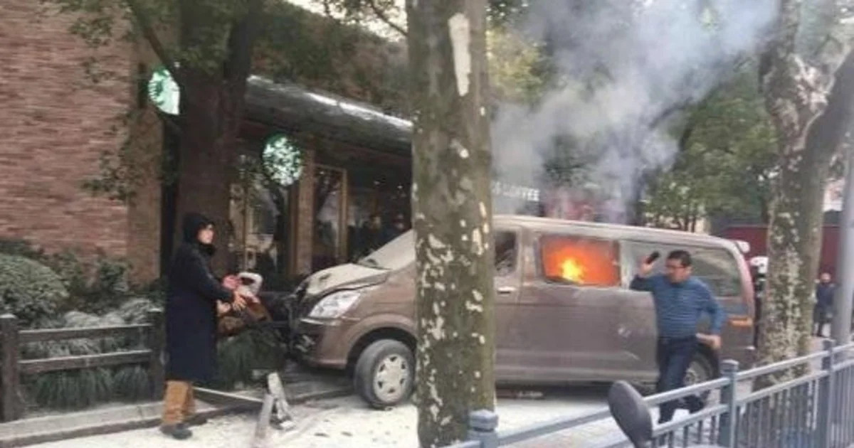 Автомобиль въехал в толпу в центре Шанхая
