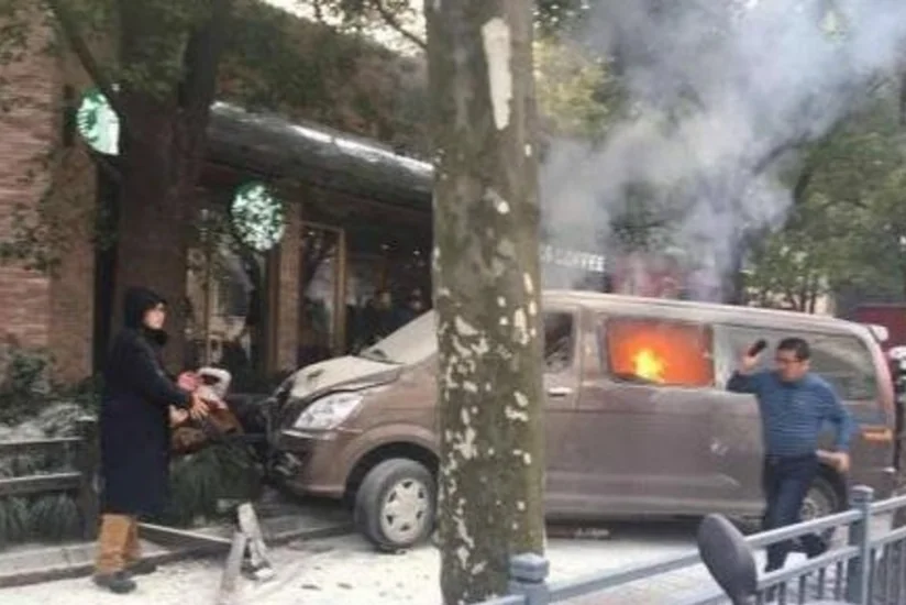 Автомобиль въехал в толпу в центре Шанхая