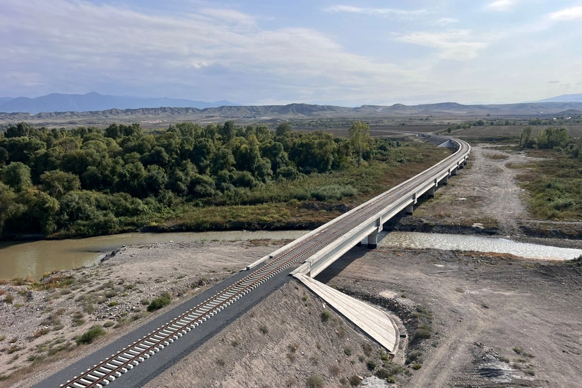 Həkəri çayı üzərində tikilən dəmiryol körpüsündə işlər yekunlaşmaq üzrədir