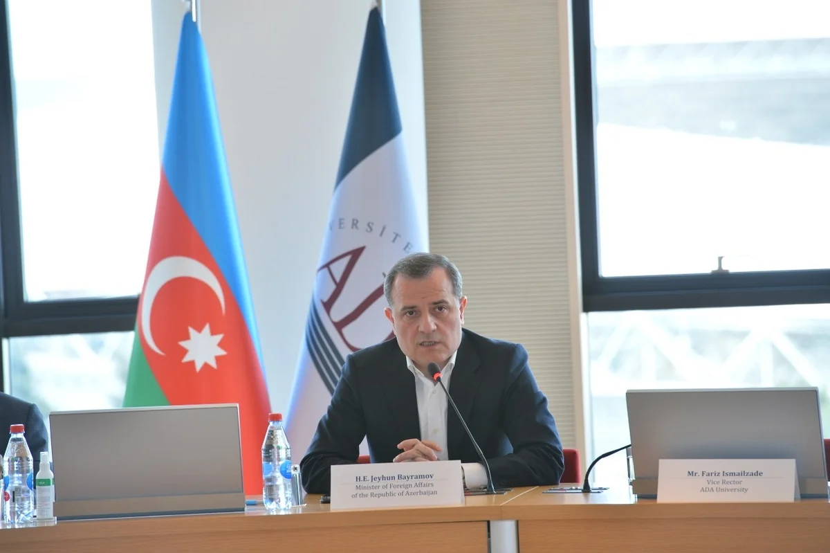 Ceyhun Bayramov müharibə sonrası inkişaf və əməkdaşlıq mövzusunda dəyirmi masada iştirak edib