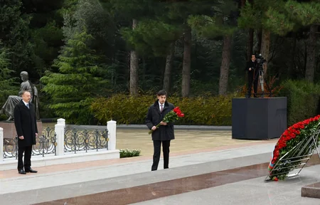 Prezident İlham Əliyev ümummilli lider Heydər Əliyevin məzarını ziyarət edib - FOTO