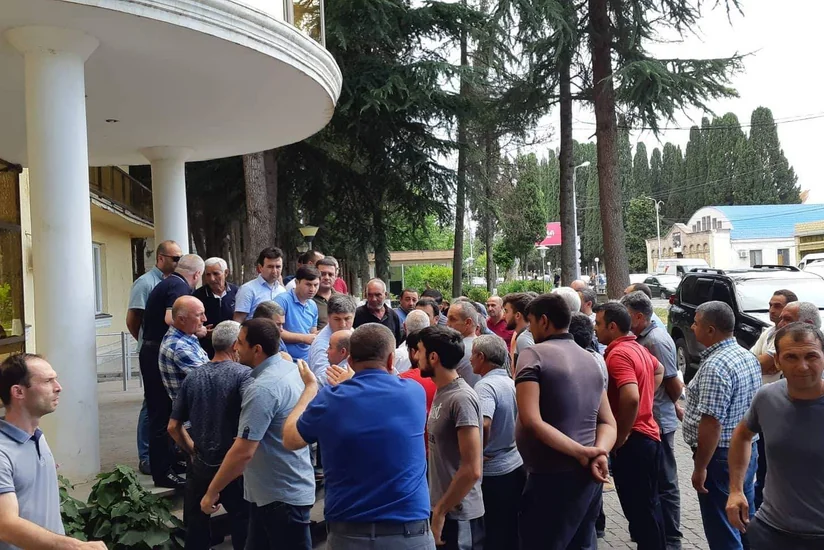 В Грузии азербайджанцы провели акцию протеста перед зданием муниципалитета