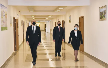 Prezident Bakıda yeni tikilən iki məktəbdə yaradılan şəraitlə tanış olub