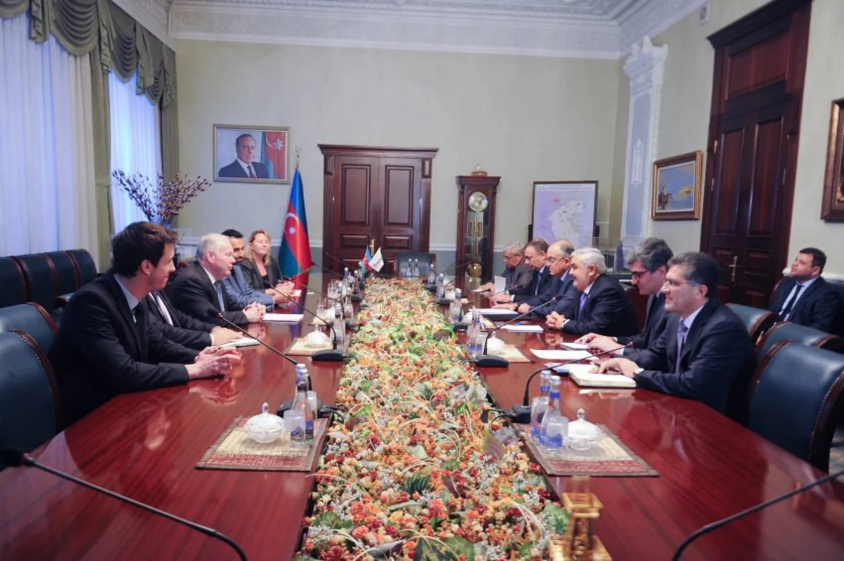 ​Rövnəq Abdullayev Böyük Britaniya baş nazirinin ticarət elçisi ilə görüşüb