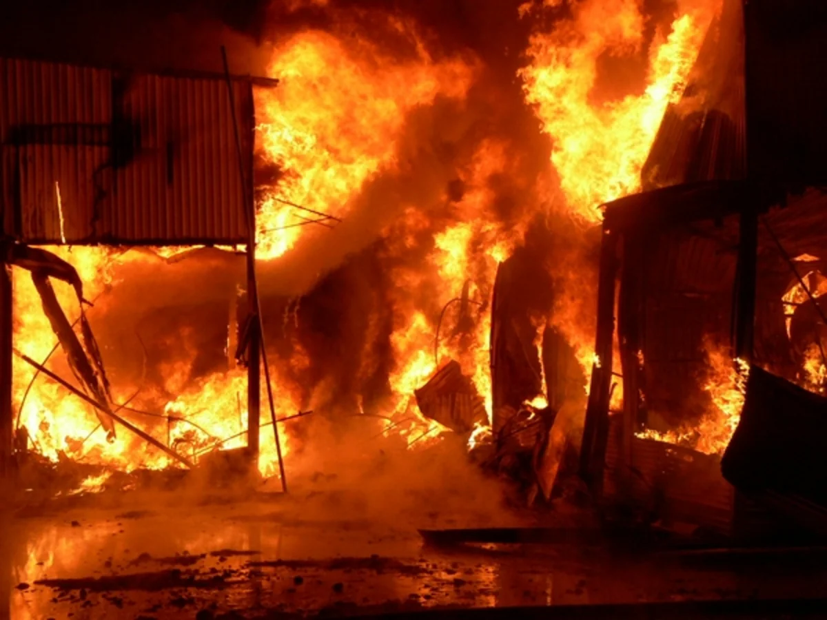 ​Bakıdakı “Meyvəli” bazarında yanğın baş verib, ticarət mərkəzinə ciddi ziyan dəyib