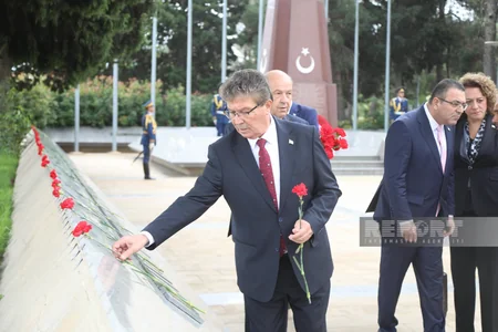 Şimali Kipr Prezidenti Fəxri və Şəhidlər xiyabanlarını ziyarət edib - YENİLƏNİB