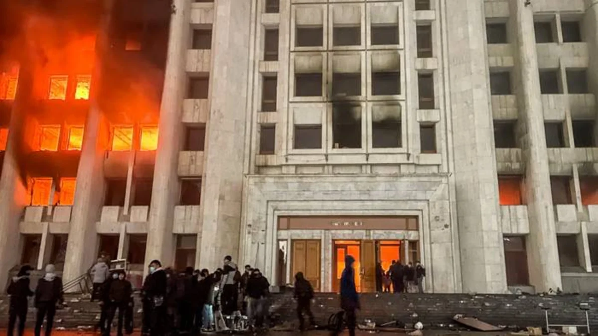 В Казахстане во время беспорядков похитили более 3,3 тыс. единиц оружия