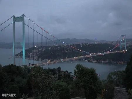 İstanbulun məşhur asma körpüsü Azərbaycan bayrağının rəngləri ilə işıqlanıb - FOTO - VİDEO