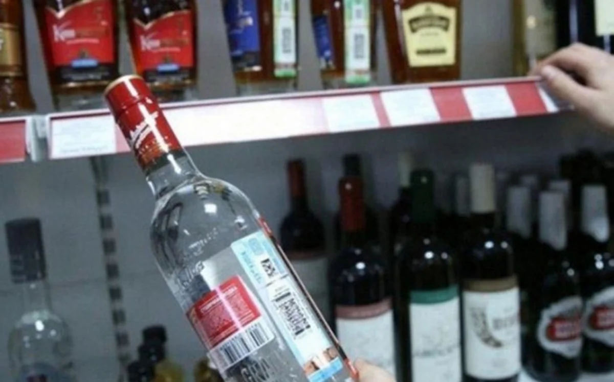 Bakıda marketə gələn şəxs 9 min manatlıq spirtli içkiləri sındırıb