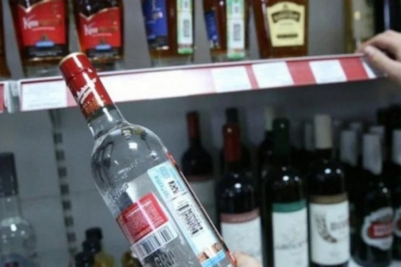 Bakıda marketə gələn şəxs 9 min manatlıq spirtli içkiləri sındırıb