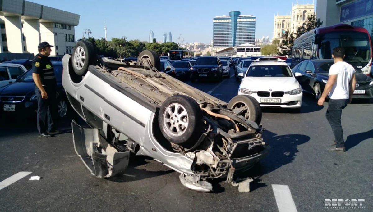 Bakının mərkəzində yol qəzası olub, avtomobillərdən biri aşıb - FOTO