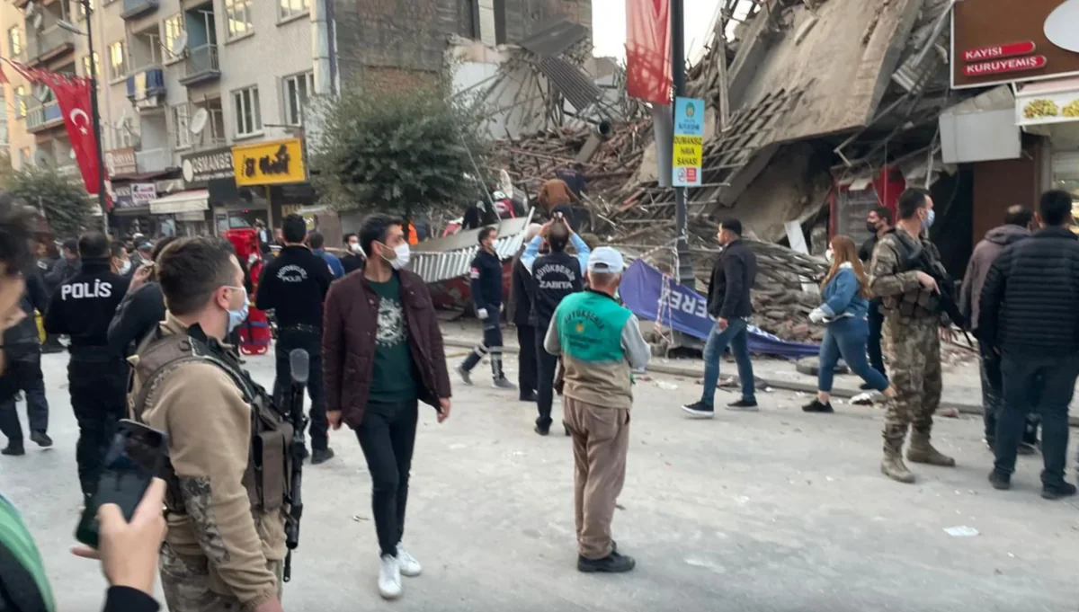 13 injured as building collapses in Turkey
