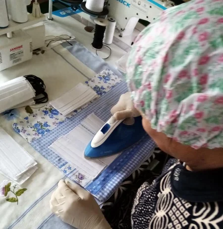Xaçmazlı dərzi yerli sakinlər üçün pulsuz maska tikir