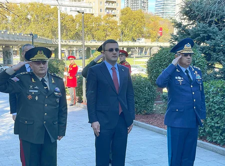 Azərbaycan Müdafiə Nazirliyinin nümayəndə heyəti Tbilisidə Heydər Əliyevin abidəsini ziyarət edib