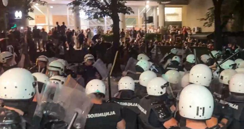 Serbiyada keçirilən etiraz aksiyalarında 42 polis yaralanıb
