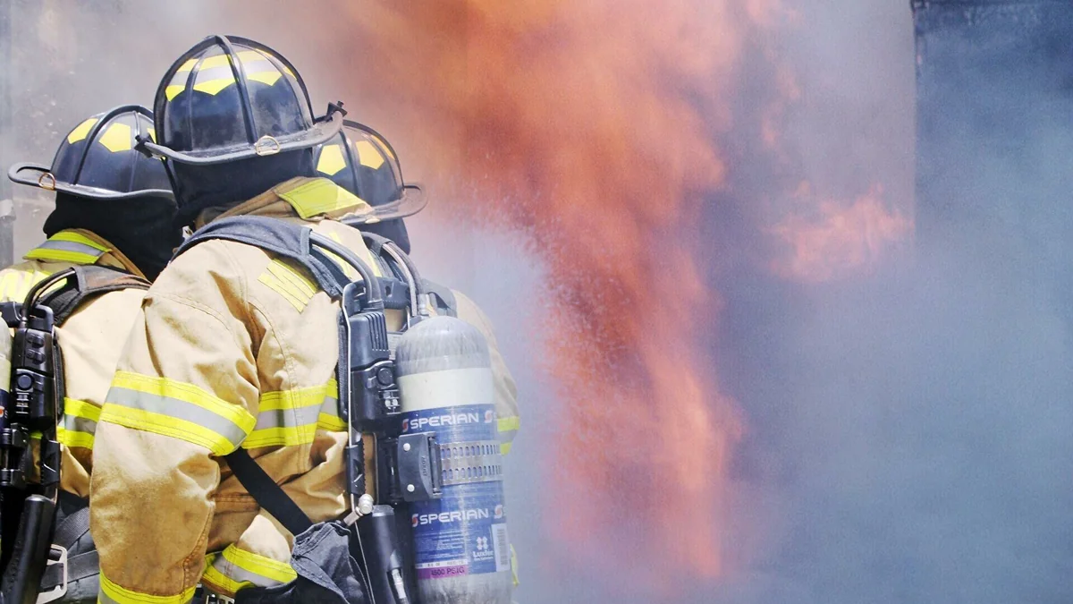 Масштабный пожар на нефтебазе в Севастополе