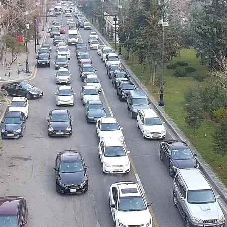 Bakının əksər yollarında nəqliyyatın hərəkətində tıxac yaranıb