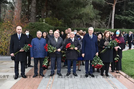 YAP rəhbərliyi ümummilli lider Heydər Əliyevin məzarını ziyarət edib