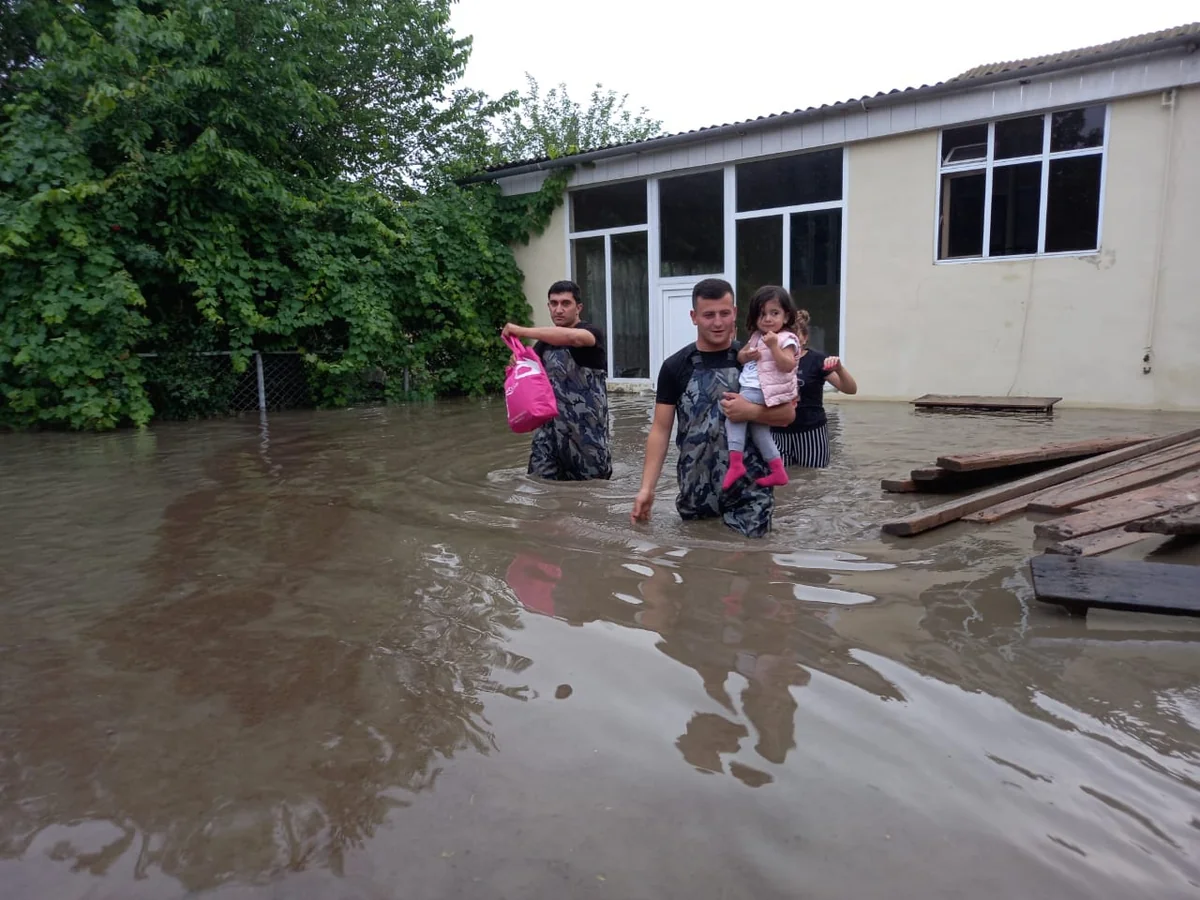 Gəncədə su basmış evdə bir ailənin üç üzvü təxliyə olunub