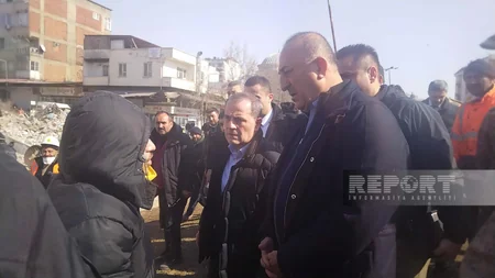 Azərbaycan və Türkiyənin XİN başçıları Kahramanmaraşda dağıntılar olan ərazilərə baş çəkib, zərərçəkmişlərlə görüşüb