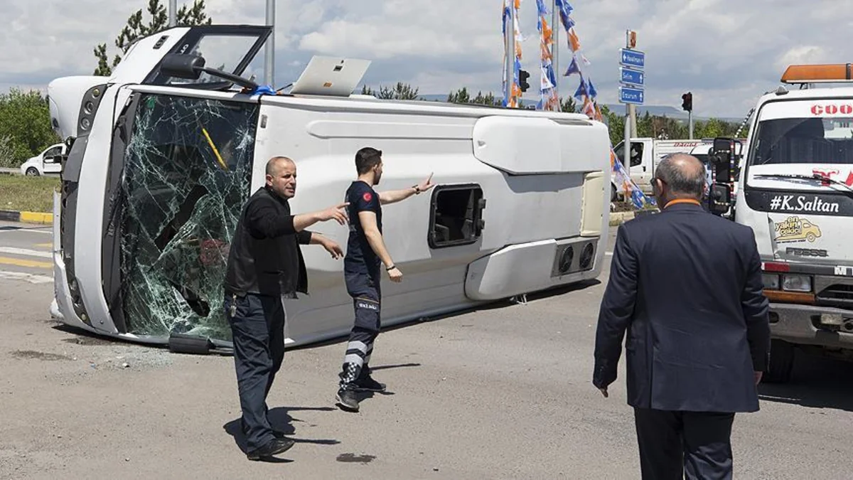 Türkiyədə hərbçiləri daşıyan avtobusla polis avtomobili toqquşub, 33 nəfər yaralanıb